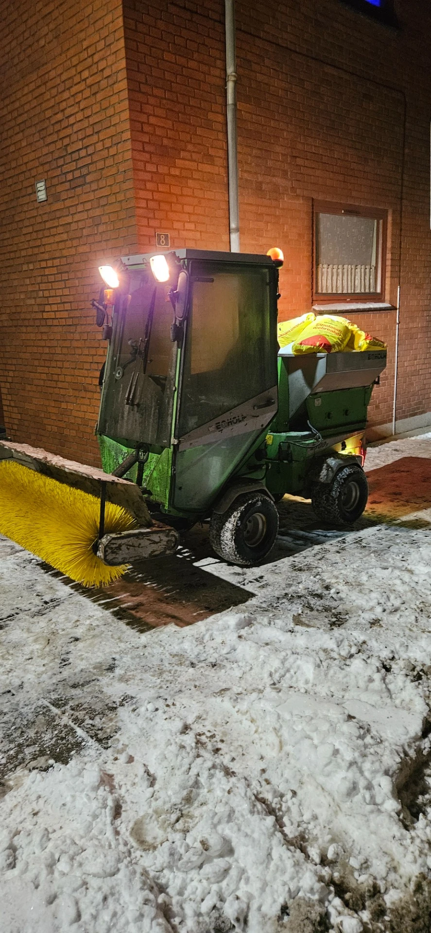 Snerydning med professionel maskine til effektiv og hurtig fjernelse af sne.