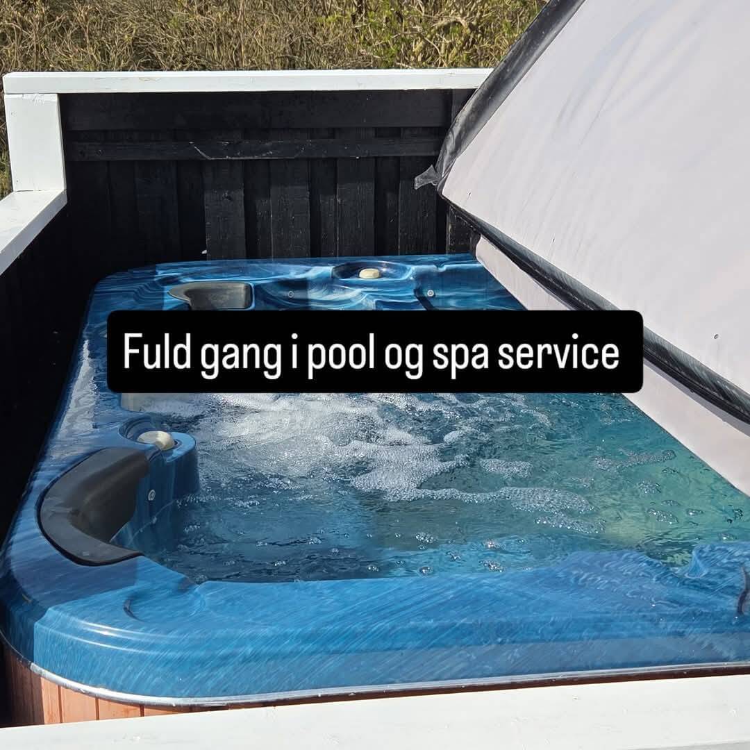 Spa med bobler og pool service i gang.