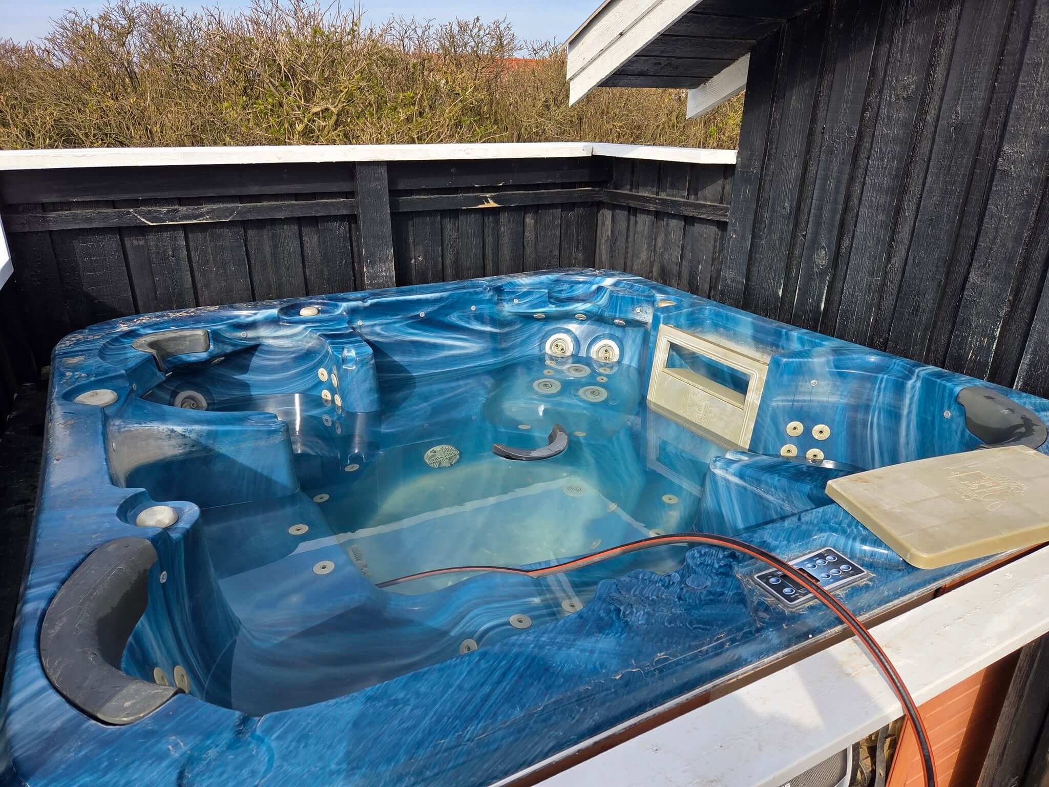 Spa i sommerhus med vand og bobler, klar til service.
