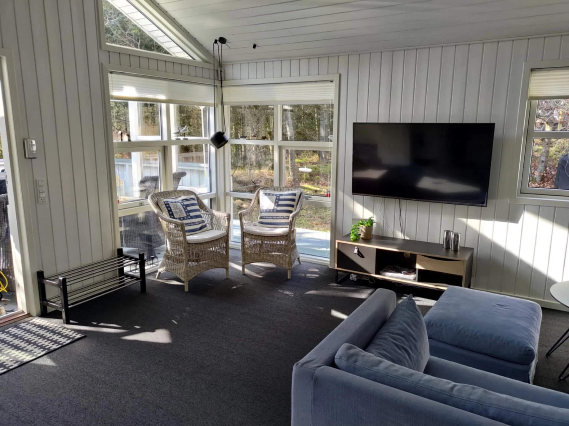 Stue i sommerhus, der fremstår ren og velholdt efter grundig rengøring.