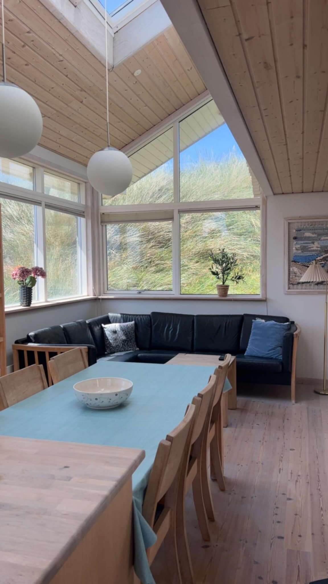 Stue i sommerhus med lyse og rene overflader, efter grundig rengøring.