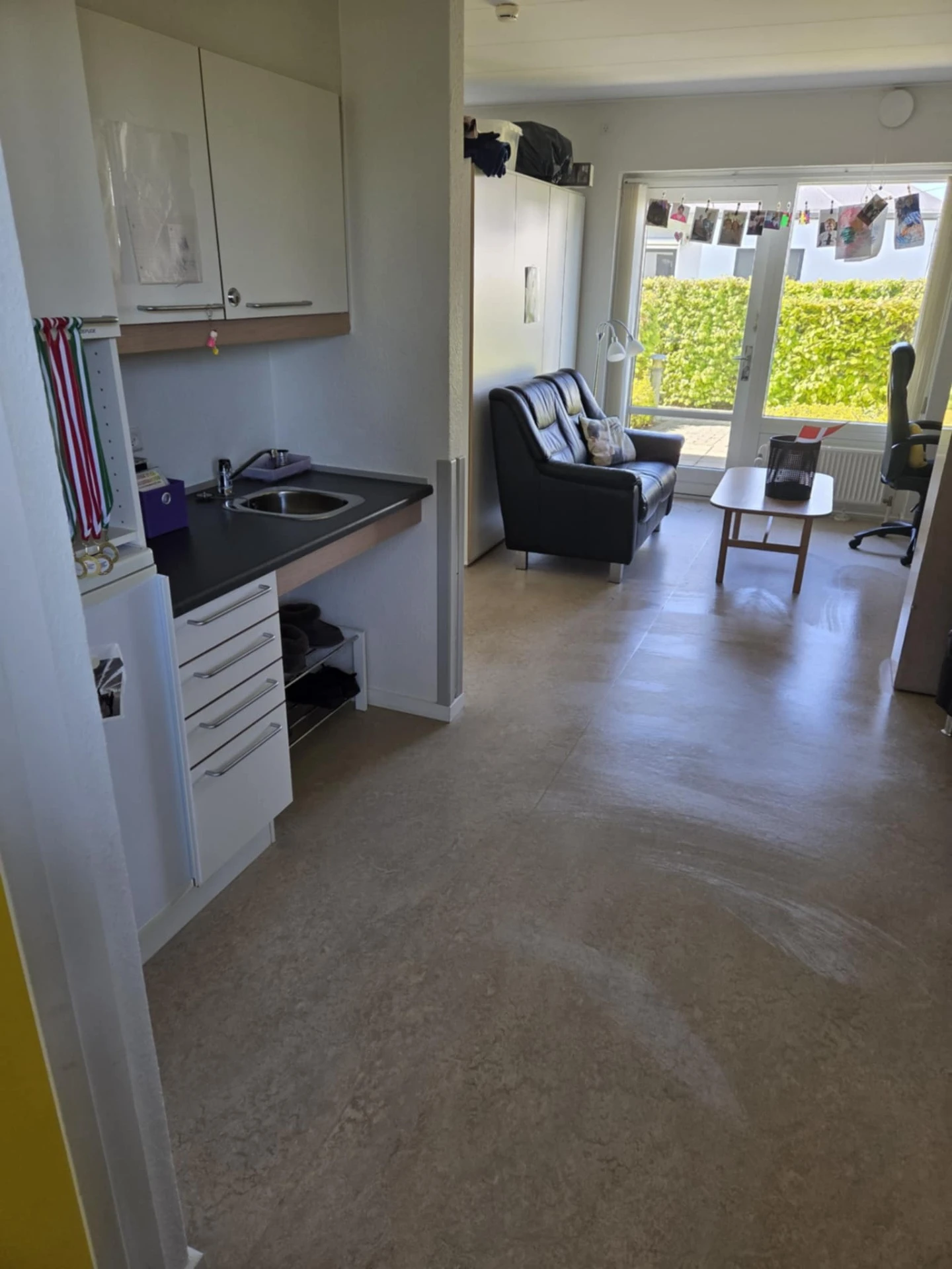 Rent og pænt værelse med nypudset gulv og ordnede møbler.